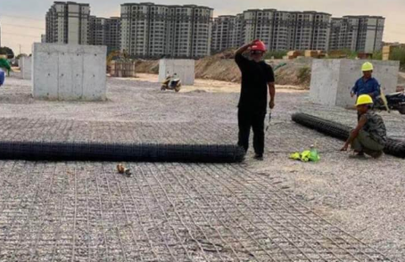 利川土工格栅铺设前地基要怎么处理？